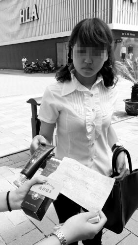 女大学生出示相关证据